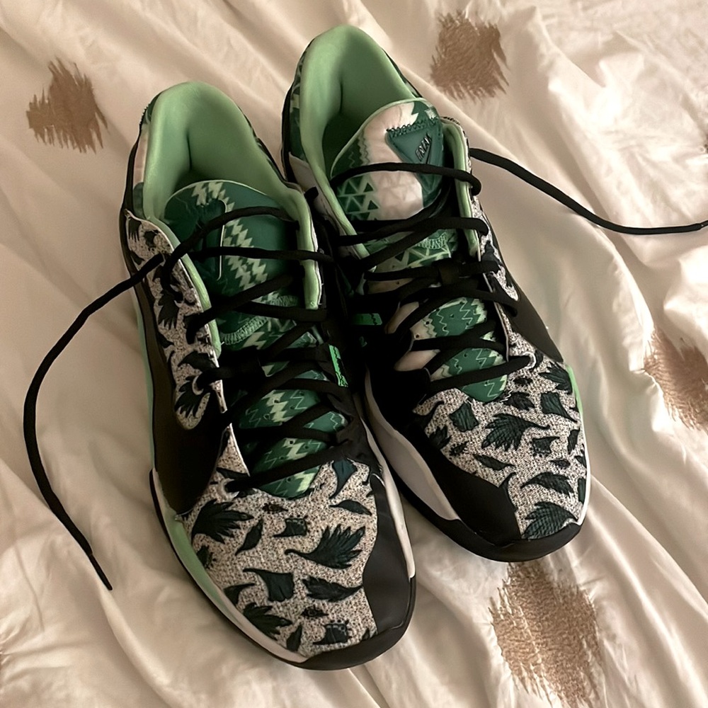 Nike Giannis Freak sneakers